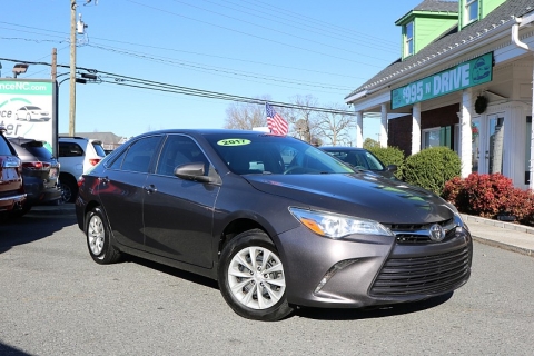2017 Toyota Camry LE's photo