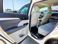 Used 2015  Toyota Highlander FWD 4dr V6 LE &lpar;Natl&rpar; at Auto Finance Center near Matthews&comma; NC