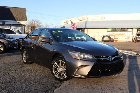 2015 Toyota Camry SE's photo