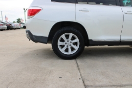 Used 2013  Toyota Highlander 4d SUV FWD at Auto Finance Center near Matthews&comma; NC
