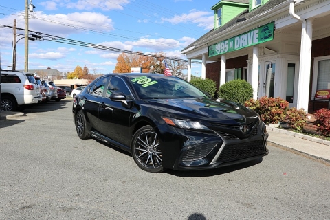2021 Toyota Camry SE's photo