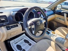 Used 2013  Toyota Highlander 4d SUV FWD at Auto Finance Center near Matthews&comma; NC