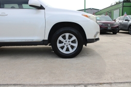 Used 2013  Toyota Highlander 4d SUV FWD at Auto Finance Center near Matthews&comma; NC