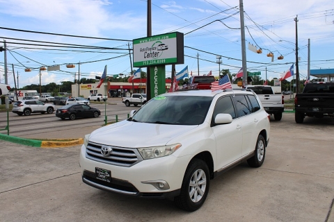 Used 2013 Toyota Highlander 4d SUV FWD at Auto Finance Center near Matthews, NC