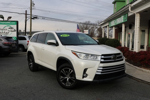 2019 Toyota Highlander LE Plus's photo