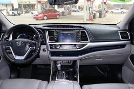 Used 2018  Toyota Highlander V6 FWD &lpar;Natl&rpar; at Auto Finance Center near Matthews&comma; NC