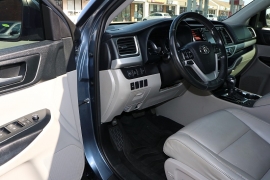 Used 2019  Toyota Highlander V6 FWD &lpar;Natl&rpar; at Auto Finance Center near Matthews&comma; NC