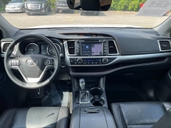 Used 2019 Toyota Highlander 4d SUV AWD XLE at The Car Coach near Frankfort, KY