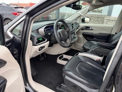 Used 2022  Chrysler Pacifica Touring L FWD at J & J Autoplex near Garden City&comma; KS