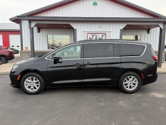 Used 2022  Chrysler Pacifica Touring L FWD at J & J Autoplex near Garden City&comma; KS