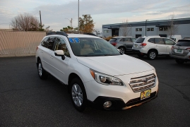 Used 2017  Subaru Outback 4d SUV 2.5i Premium at Bulldog Motors near Pasco, WA