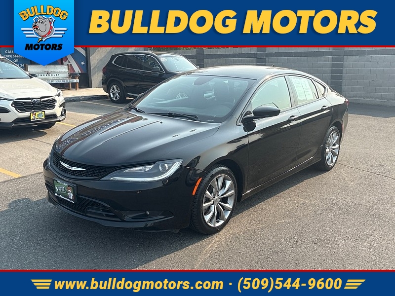 Used 2015  Chrysler 200 4d Sedan S V6 at Bulldog Motors near Pasco&comma; WA