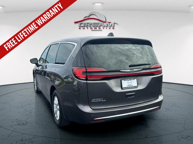 2023 Chrysler Pacifica Touring L photo 5