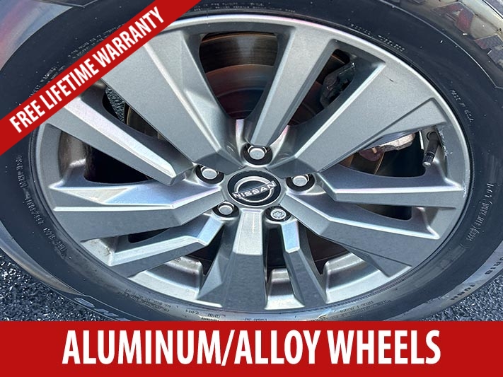 2022 Nissan Pathfinder SV photo 2