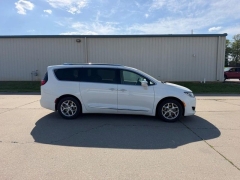 Used 2020  Chrysler Pacifica Limited FWD at Dime Down by Frank Leta near Bridgeton&comma; MO