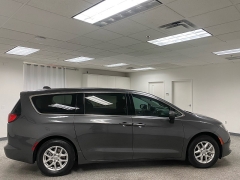 Used 2017  Chrysler Pacifica 4d Wagon Touring at Ideal Cars Llc near Mesa&comma; AZ