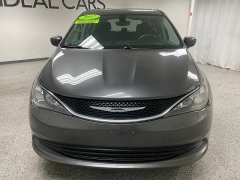 Used 2017  Chrysler Pacifica 4d Wagon Touring at Ideal Cars Llc near Mesa&comma; AZ