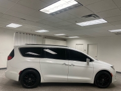 Used 2017  Chrysler Pacifica 4d Wagon Limited at Ideal Cars Llc near Mesa&comma; AZ