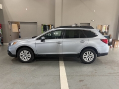  2017 Subaru Outback 4d SUV 2&period;5i Premium at J's Auto near Manchester&comma; IA