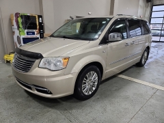 Used 2014  Chrysler Town & Country 4dr Wgn Touring-L 30th Anniversary at J's Auto near Manchester&comma; IA