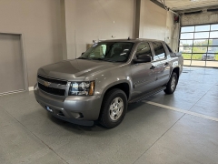 Used 2008  Chevrolet Avalanche 4WD Crew Cab 130" at J's Auto near Manchester&comma; IA
