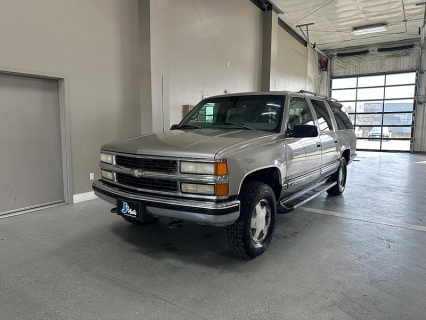 1999 Chevrolet Suburban Base's photo