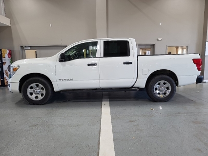 2021 Nissan Titan S's photo