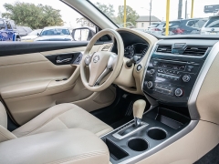 Used 2015  Nissan Altima 4d Sedan 2&period;5L at A Motors Sales & Finance near San Antonio&comma; TX
