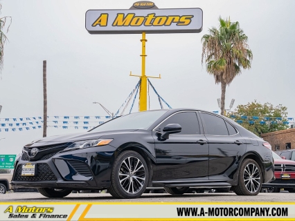 2020 Toyota Camry SE's photo