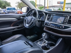 Used 2019  Toyota Highlander 4d SUV FWD XLE at A Motors Sales & Finance near San Antonio&comma; TX