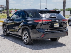Used 2020  Toyota Highlander 4d SUV FWD XLE at A Motors Sales & Finance near San Antonio&comma; TX