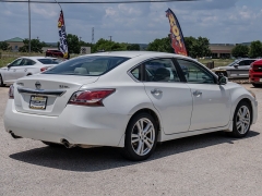 Used 2015  Nissan Altima 4d Sedan SL 3&period;5L at A Motors Sales & Finance near San Antonio&comma; TX
