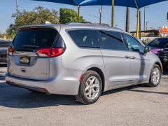 Used 2020  Chrysler Pacifica 4d Wagon Limited at A Motors Sales & Finance near San Antonio, TX