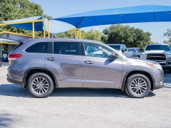 Used 2018  Toyota Highlander 4d SUV AWD XLE at A Motors Sales & Finance near San Antonio&comma; TX