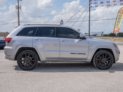 Used 2017  Jeep Grand Cherokee 4d SUV 4WD Laredo Altitude at A Motors Sales & Finance near San Antonio, TX