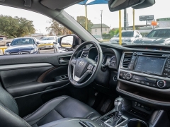 Used 2019  Toyota Highlander 4d SUV FWD XLE at A Motors Sales & Finance near San Antonio&comma; TX