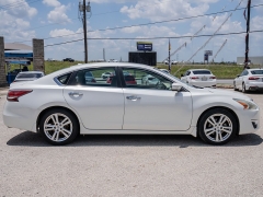 Used 2015  Nissan Altima 4d Sedan SL 3&period;5L at A Motors Sales & Finance near San Antonio&comma; TX