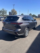 Used 2021  Toyota Highlander FWD &lpar;Natl&rpar; at Leadbelt Auto Sales near Leadington&comma; MO