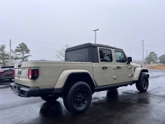 Used 2022  Jeep Gladiator Willys 4x4 at Leadbelt Auto Sales near Leadington&comma; MO