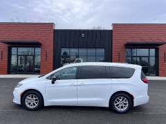 Used 2024  Chrysler Pacifica Touring L FWD at Leadbelt Auto Sales near Leadington&comma; MO