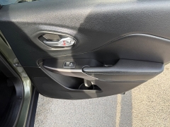 Used 2019  Jeep Cherokee 4d SUV 4WD Latitude Plus 2&period;4L at Capitol Car Credit near Rantoul&comma; IL