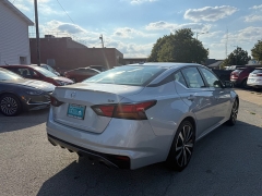 Used 2022  Nissan Altima 2.5 SR Sedan at Capitol Car Credit near Rantoul, IL