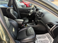 Used 2019  Jeep Cherokee 4d SUV 4WD Latitude Plus 2&period;4L at Capitol Car Credit near Rantoul&comma; IL