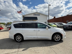 Used 2017  Chrysler Pacifica 4d Wagon Limited at Capitol Car Credit near Rantoul&comma; IL