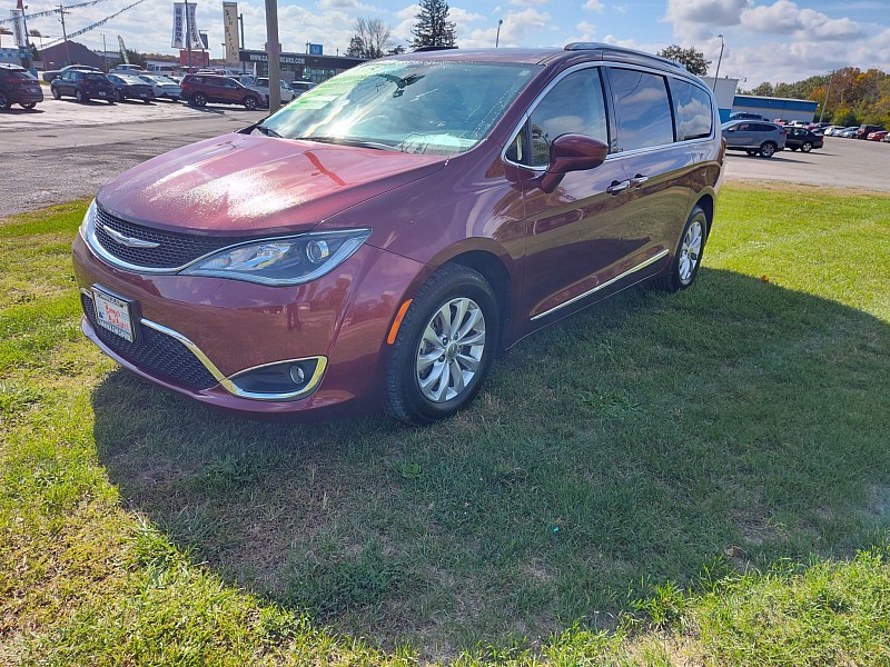 Used 2018  Chrysler Pacifica 4d Wagon Touring L at Capitol Car Credit near Rantoul, IL