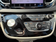 Used 2022  Chrysler Pacifica Touring L FWD at Capitol Car Credit near Rantoul, IL