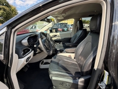 Used 2022  Chrysler Pacifica Touring L FWD at Capitol Car Credit near Rantoul, IL