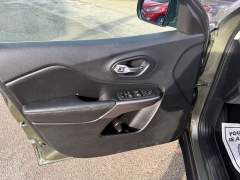 Used 2019  Jeep Cherokee 4d SUV 4WD Latitude Plus 2&period;4L at Capitol Car Credit near Rantoul&comma; IL