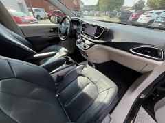 Used 2022  Chrysler Pacifica Touring L FWD at Capitol Car Credit near Rantoul, IL