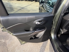 Used 2019  Jeep Cherokee 4d SUV 4WD Latitude Plus 2&period;4L at Capitol Car Credit near Rantoul&comma; IL